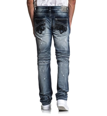 Affliction | Джинсы мужские GAGE FLEUR MAYHEM 110SK066 вид сзади на модели