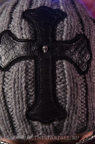 Шапка из пуха бэби альпаки и шелка Severe от 7.17 Studio Luxury с крестом из кожи питона детали спереди