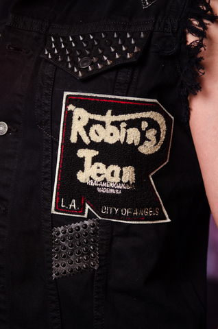 Robin&#39;s Jean | Жилет джинсовый мужской PURE BLACK CLOWN PATCH D7325-B427 передний левый карман, нашивка и клёпки